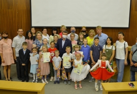 Детей работников омского общественного транспорта наградили за знания ПДД