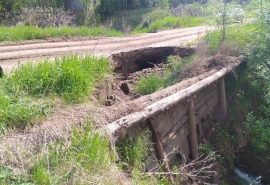 В омских соцсетях показали аварийный «чертов мост», по которому ездят дети