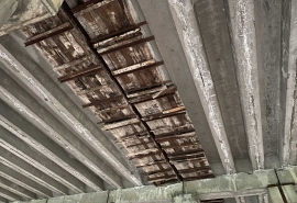 Горбатый мост в Омске укрепили досками