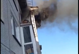 Крупный пожар в многоэтажке на улице Попова в Омске мог произойти из-за пьяного жильца: он госпитализирован