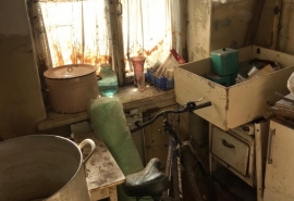 Приставы наткнулись на шок-квартиру и сделали фото