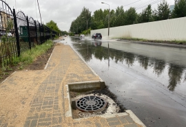 В омском УДХБ высказались о ставшей озером при первом дожде дороге