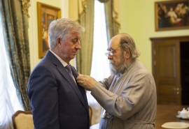 Митрополит Владимир наградил медалью омского депутата Госдумы Шрейдера