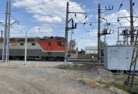 В Омске по железной дороге сотням людей перекрывают короткий путь к трем садоводствам