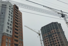 В частном секторе Омска построили высотку