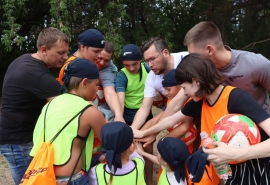 Омские единороссы организовали праздник футбола для детей беженцев из ЛДНР