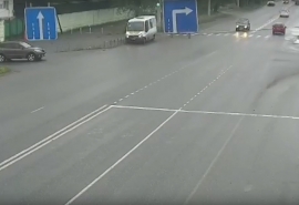Гибель пешехода в Омске под колесами маршрутки попала на видео