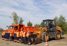 В Омске состоялись соревнования дорожников по перемещению щебня на скорость