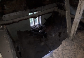 В жилом доме Омска потолок рухнул в квартиру