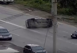 Появилось видео ДТП на Левобережье Омска с переворотом машины