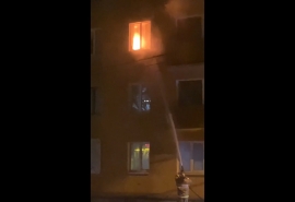 В Омске на ночь глядя загорелась жилая многоэтажка