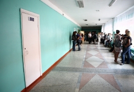 В Омске школьница выпала из окна при попытке побега с уроков