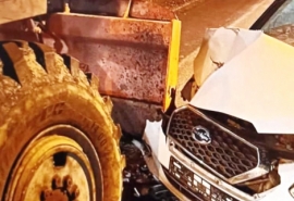 В Омске силовики показали окровавленный автомобиль после удара о ковш трактора
