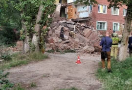 Обрушение части многоквартирного дома в Омске на контроле у спасателей