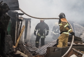 В непогоду на подворье под Омском разгорелся гигантский пожар