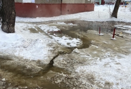 В одном из дворов Омска к празднику образовалась фекальная река