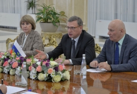 Омские власти планируют поставлять в Узбекистан картофель и сельхозтехнику взамен стройматериалов и овощей
