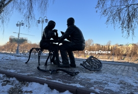 В Омске разрушилась скульптура: влюбленный остался без опоры