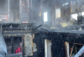 Появились фотографии сгоревшего дома в Омске с погибшим ребенком