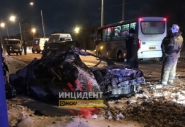 В Омске после аварии сгорел автомобиль такси вместе с водителем - соцсети