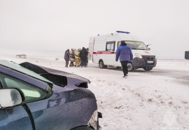 Под Омском 10 человек попали в ДТП на снежной трассе Челябинск – Новосибирск