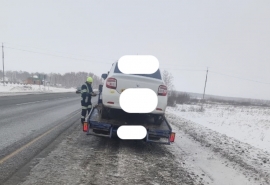 Пьяный таксист за рулем седана путешествовал по трассе «Тюмень-Омск»