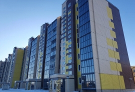 В центре Омска компания Золотова за год построила восьмиэтажку на 191 квартиру