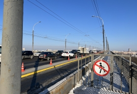 В мэрии Омска заявили об уменьшении пробок на частично закрытом Ленинградском мосту