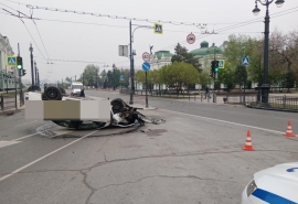 В центре Омска нетрезвый водитель ударом об стойку опрокинул машину на крышу