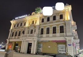 На фасаде исторического здания в центре Омска жители заметили разрушения