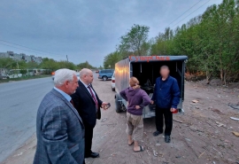 Мэр Омска Шелест застал семейную пару за незаконным выбросом строительного мусора