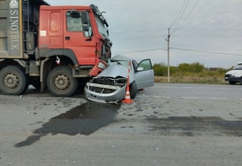 Под Омском в жестком ДТП с большегрузом погиб молодой автомобилист