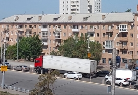 По Ленинградскому мосту в Омске несмотря на запрет продолжают ездить грузовики