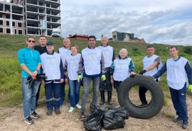 В Омске активисты помогли очистить от мусора набережную Иртыша