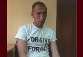 Тарчанин слушал приговор по делу об убийстве жены в футболке «Простить, чтобы забыть»