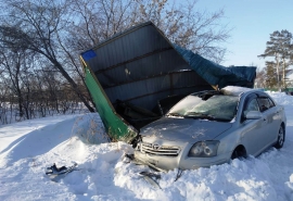 В Омской области пассажирка машины получила тяжелые травмы после наезда на мусорку