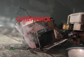 На Барабинской в Омске КамАЗ влетел в ограждение и частично перекрыл ж/д пути