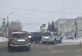 В Омске у отдела полиции столкнулись два одинаковых джипа