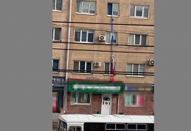 В Омске мужчина сбежал из окна 4 этажа по простыням