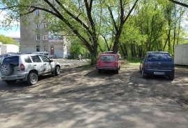 Омичей призвали жаловаться на парковку на газоне в Омске