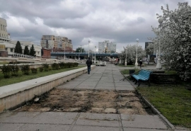 Власти Омска объяснили исчезновение пешеходных плит у библиотеки имени Пушкина
