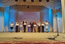 Геннадий Долматов вручил именные стипендии школьникам Омского района