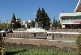 В Омске включили фонтан после порыва водопровода в центре города