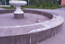 В Омске разломали фонтан