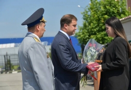 Губернатор Хоценко вручил вдове героя СВО орден Мужества