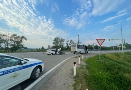 Под Омском легковушка протаранила стоящую маршрутку с пассажирами