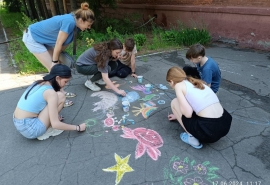 В Октябрьском округе Омска прошел конкурс рисунков на асфальте