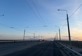 На Ленинградском мосту в Омске к 1 июня провели троллейбусные линии и нанесли разметку