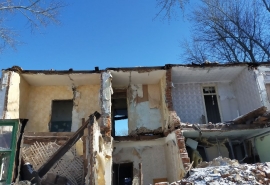 Жителей аварийной пятиэтажки Омска срочно выселяют из-за опасности