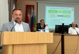 Геннадий Долматов выступил с отчетом о работе администрации Омского района за 2023 год